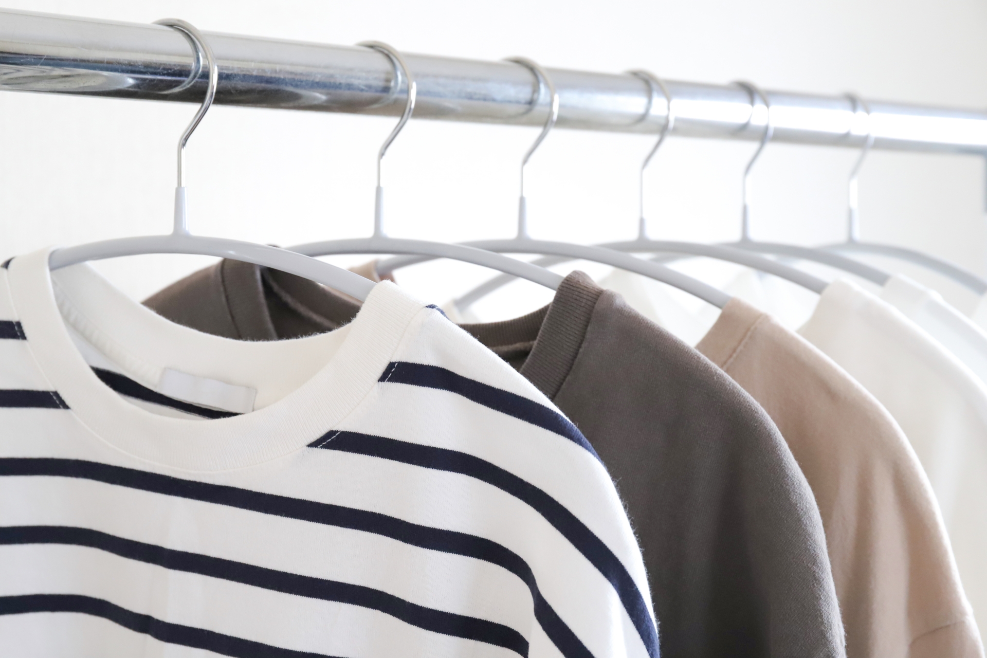 Tシャツの寿命はいつまで？買い替えのサインと長持ちさせる洗濯・保管術