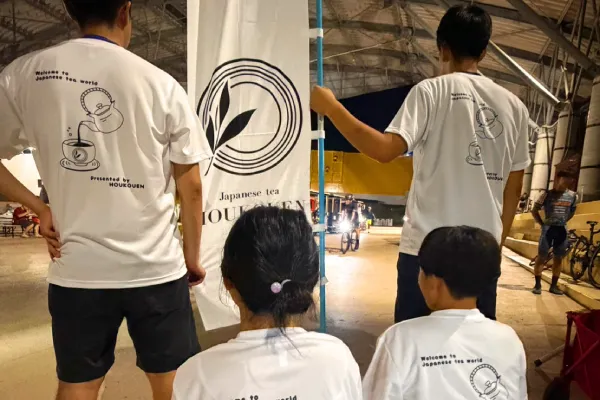 日本茶専門店のおそろいオリジナルTシャツ作成事例｜お茶の芳香園 HOUKOUEN　福岡県大牟田市様（前面＋背面×シルクスクリーン）